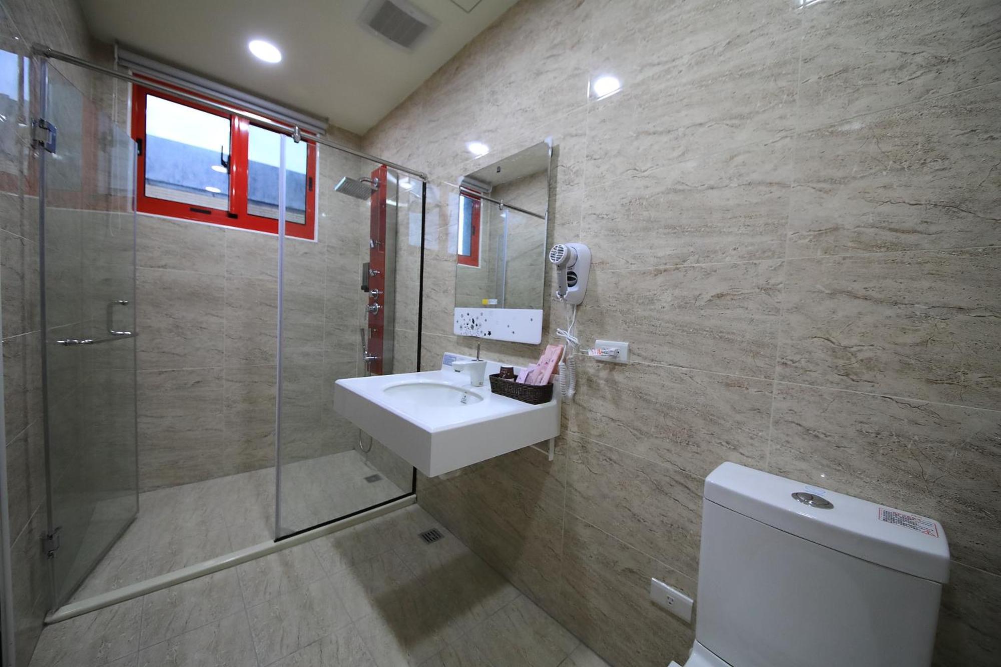 花蓮亮君經典民宿1館加2館民宿-東大門夜市-電梯包棟bright King Homestay Hualien stad Rum bild