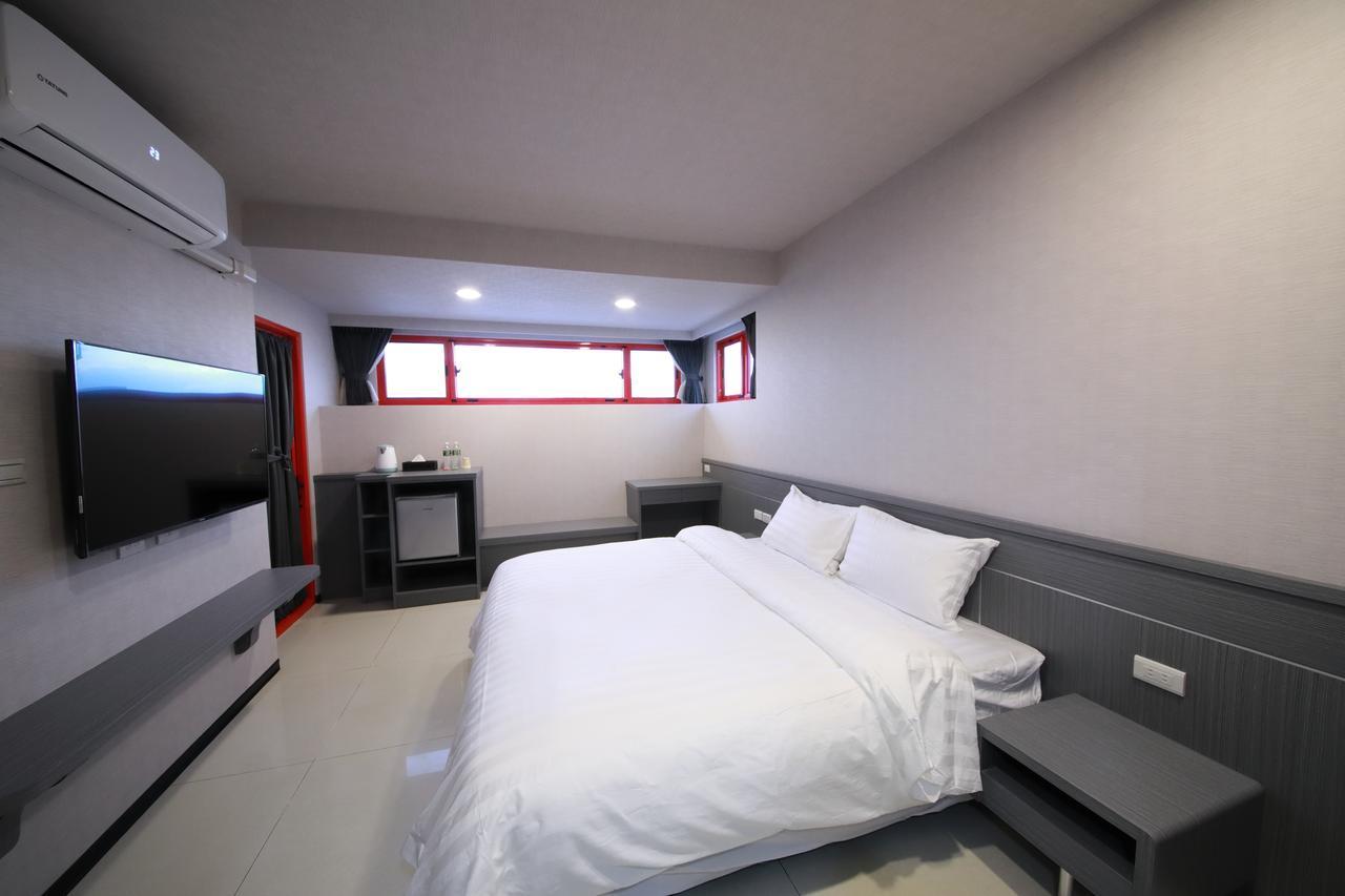 花蓮亮君經典民宿1館加2館民宿-東大門夜市-電梯包棟bright King Homestay Hualien stad Exteriör bild