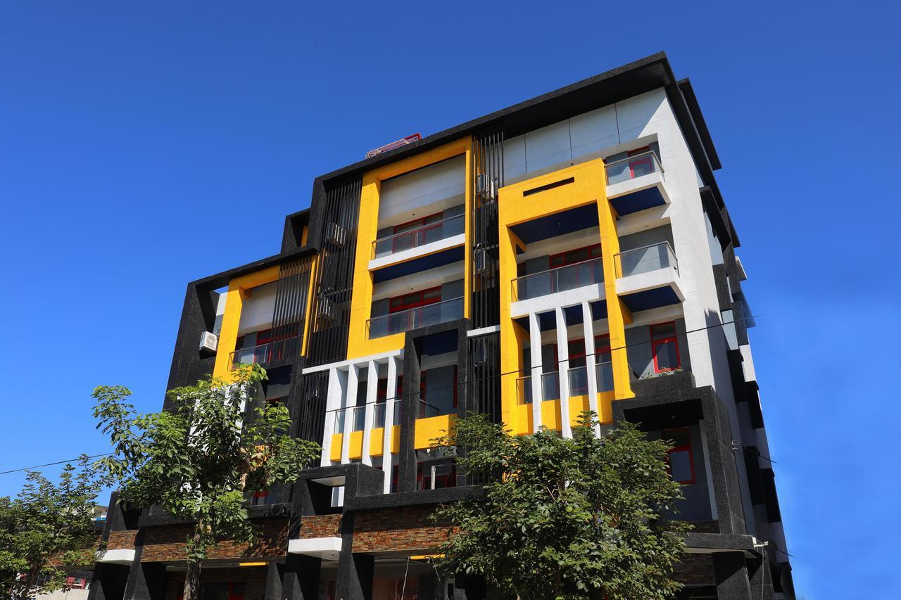 花蓮亮君經典民宿1館加2館民宿-東大門夜市-電梯包棟bright King Homestay Hualien stad Exteriör bild