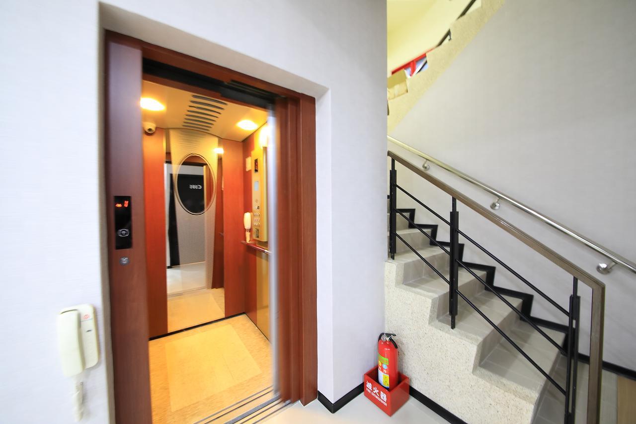 花蓮亮君經典民宿1館加2館民宿-東大門夜市-電梯包棟bright King Homestay Hualien stad Exteriör bild