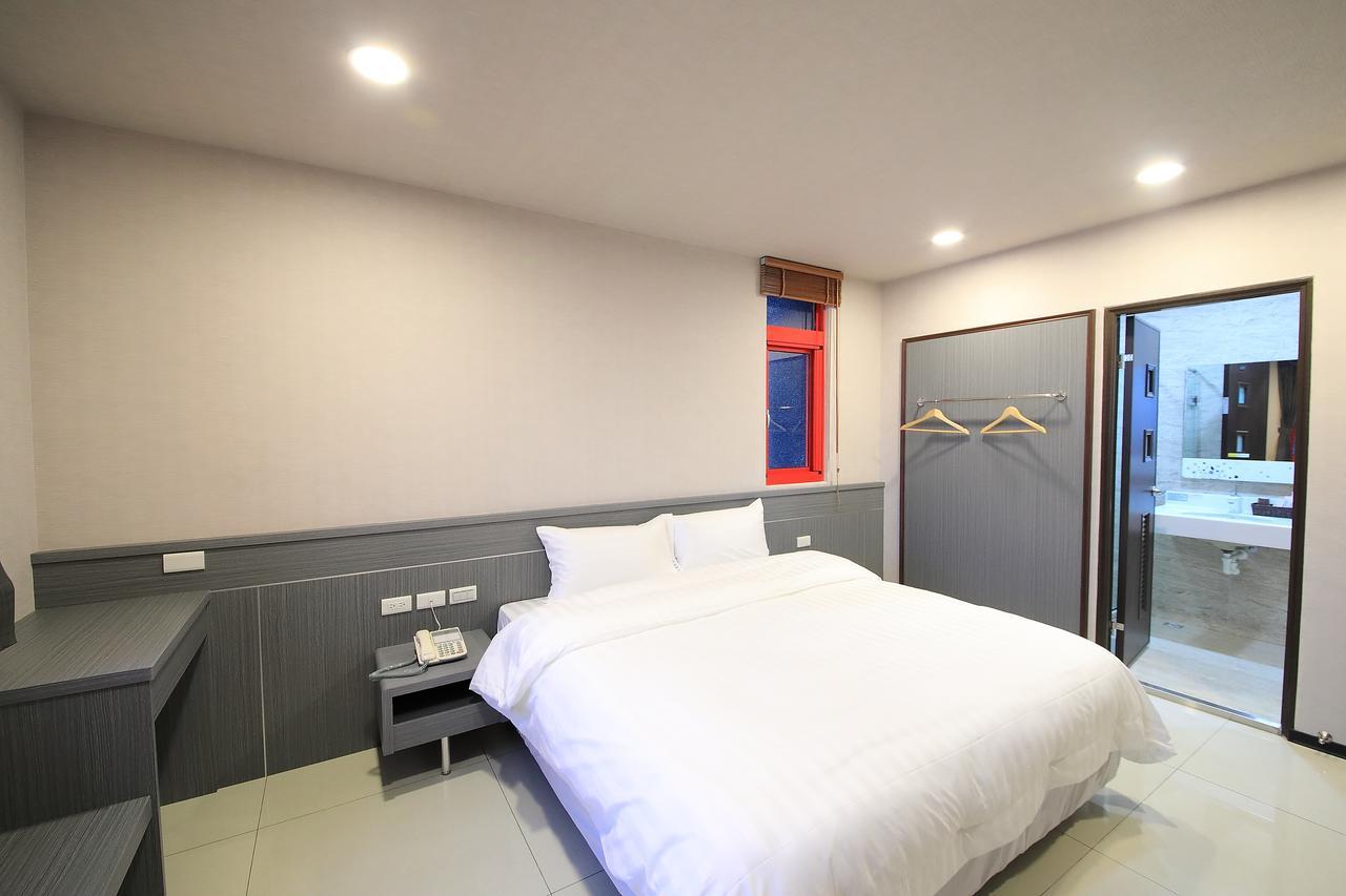 花蓮亮君經典民宿1館加2館民宿-東大門夜市-電梯包棟bright King Homestay Hualien stad Exteriör bild