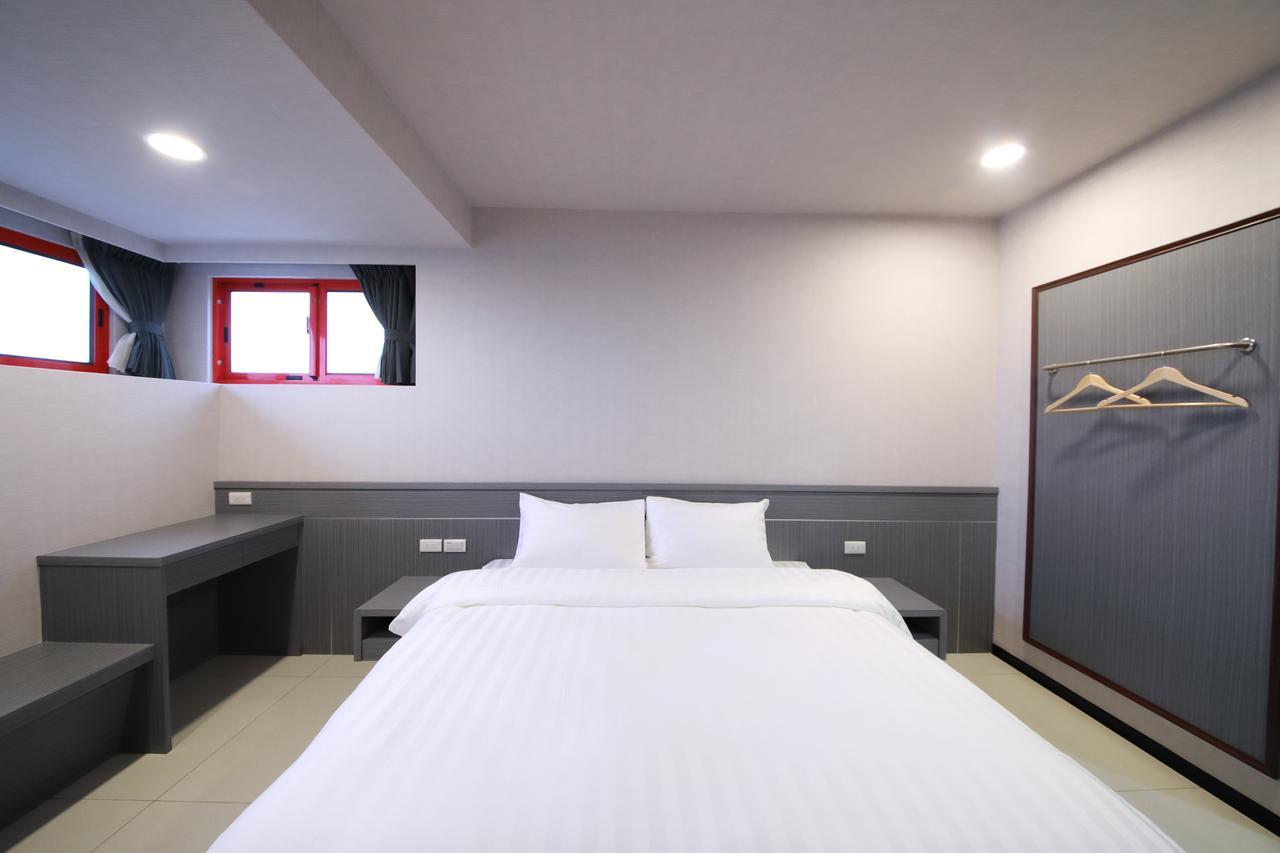花蓮亮君經典民宿1館加2館民宿-東大門夜市-電梯包棟bright King Homestay Hualien stad Exteriör bild