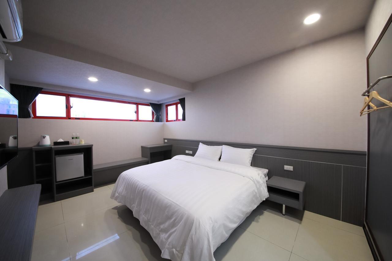 花蓮亮君經典民宿1館加2館民宿-東大門夜市-電梯包棟bright King Homestay Hualien stad Exteriör bild
